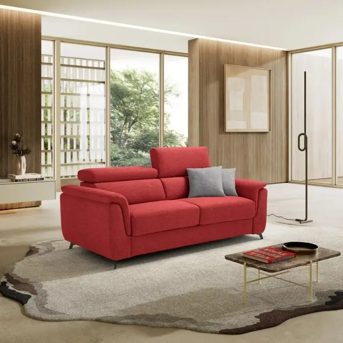 Divano letto Cassiopea rosso in un living con grandi vetrate