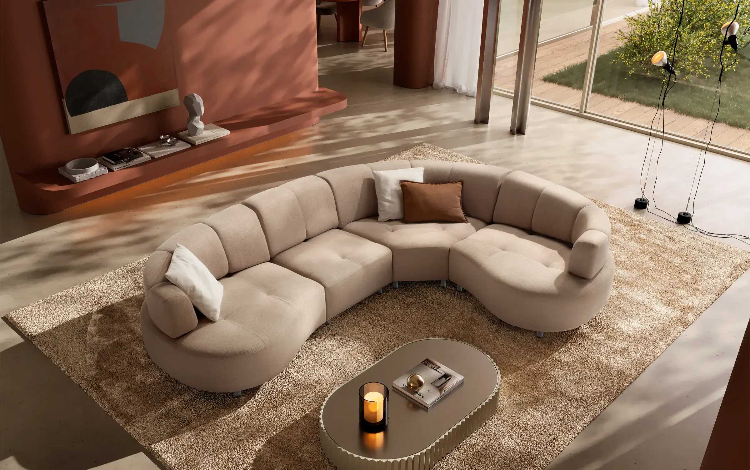 Grande composizione curva di Curved color sabbia in un living con camino e vetrate