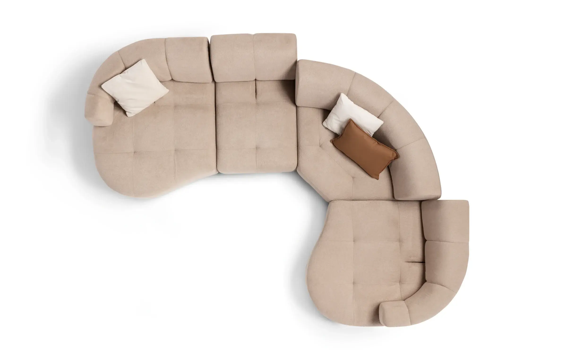 Composizione Curved a forma di C vista dall’alto, con cuscini bianchi e marroni