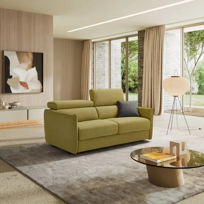 Divano letto Cygnus verde oliva in un living con tavolino in vetro