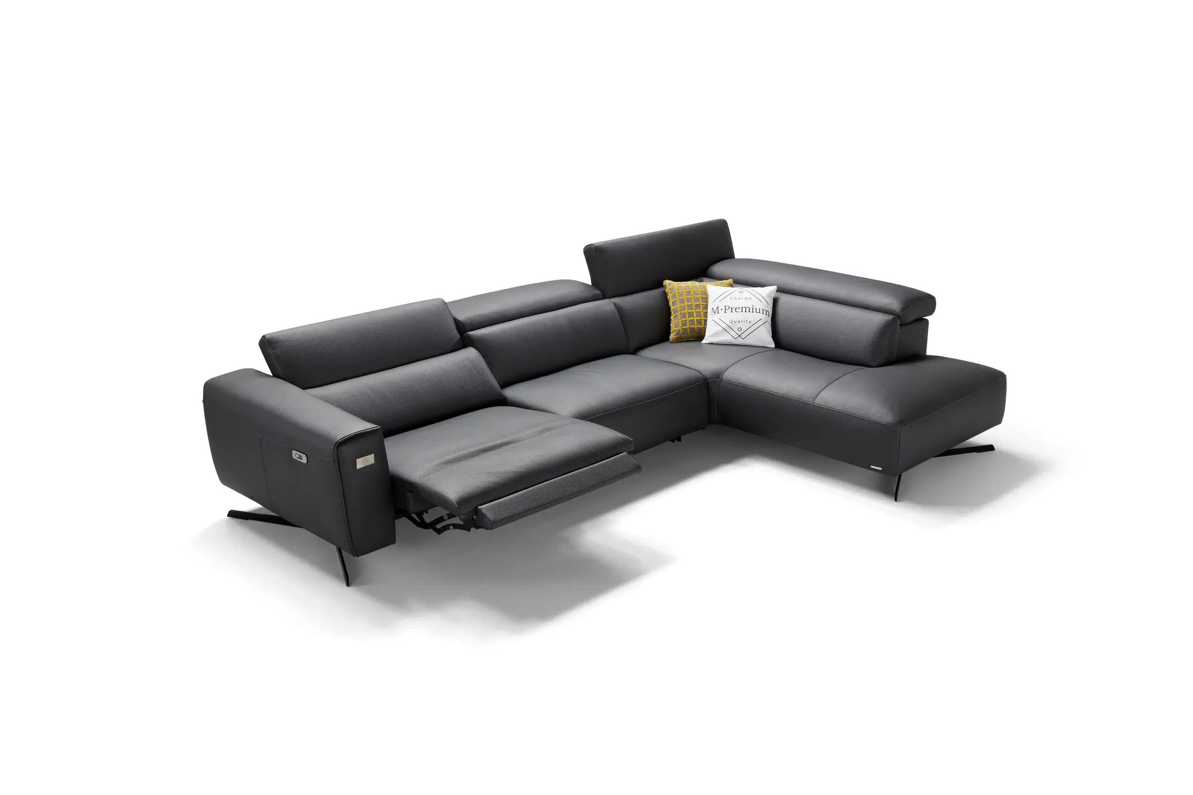 Dogma Emerald Edition angolare in pelle nera con la seduta relax aperta, su fondo bianco
