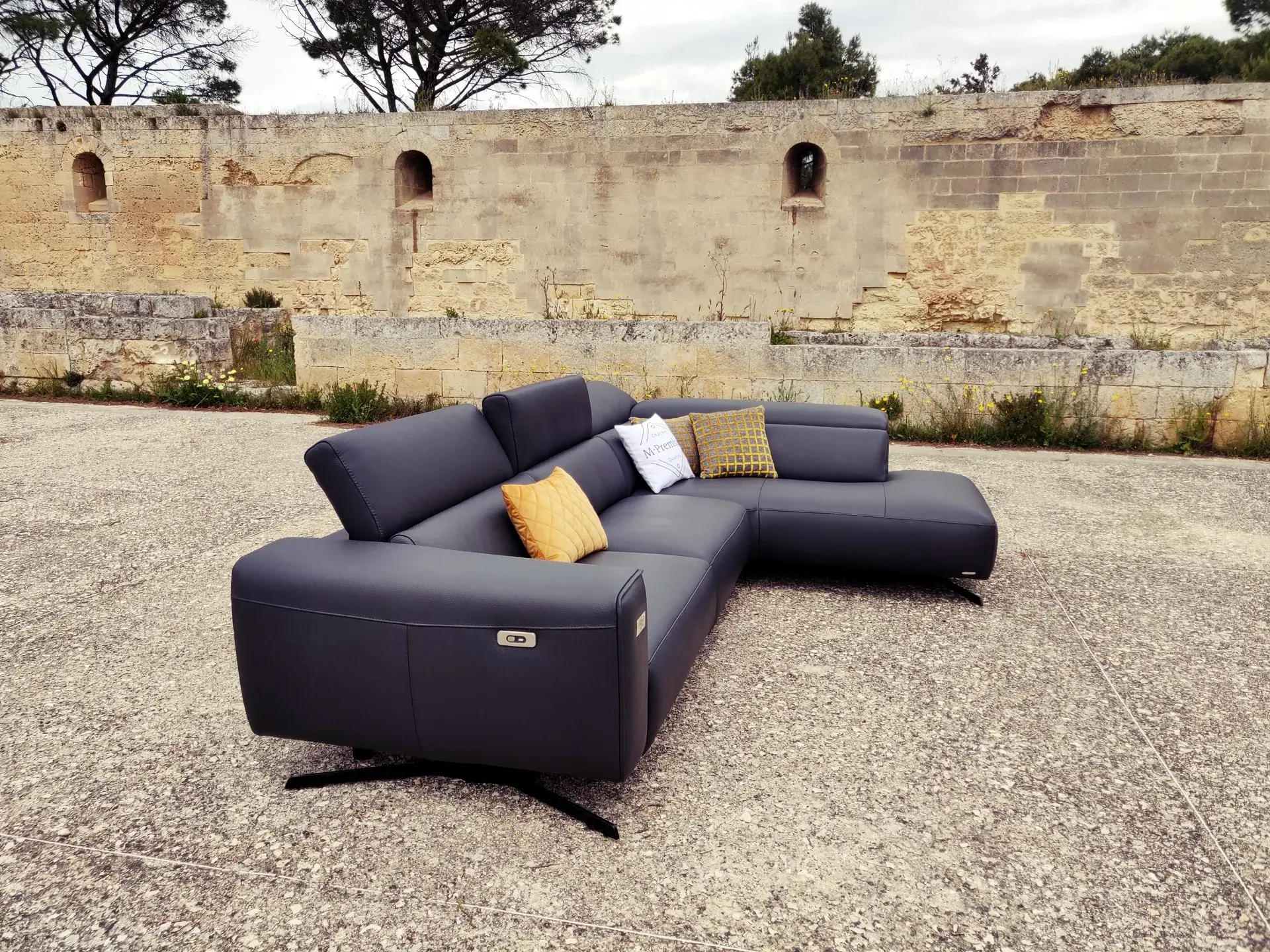 Dogma Emerald Edition all’aperto tra rovine in pietra, vista di tre quarti