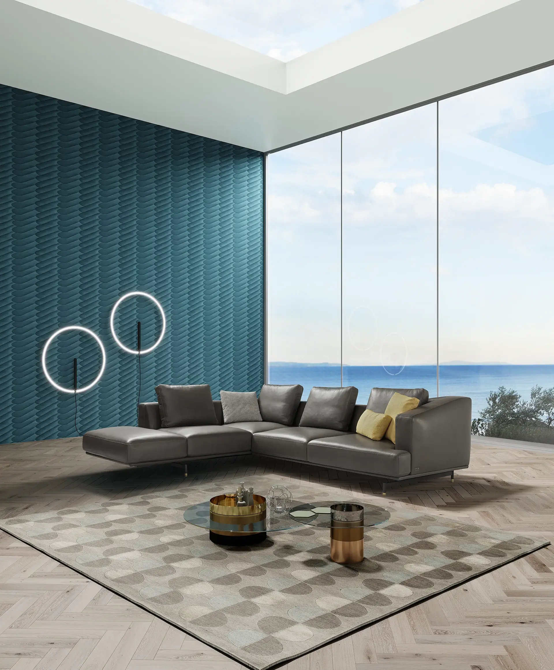 Divano angolare Koi in pelle grigio scuro con cuscini gialli, in un living con parete verde petrolio e vista sul mare