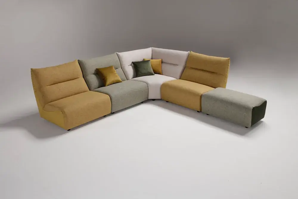 Melpot angolare con pouf verde scuro, vista di tre quarti in studio