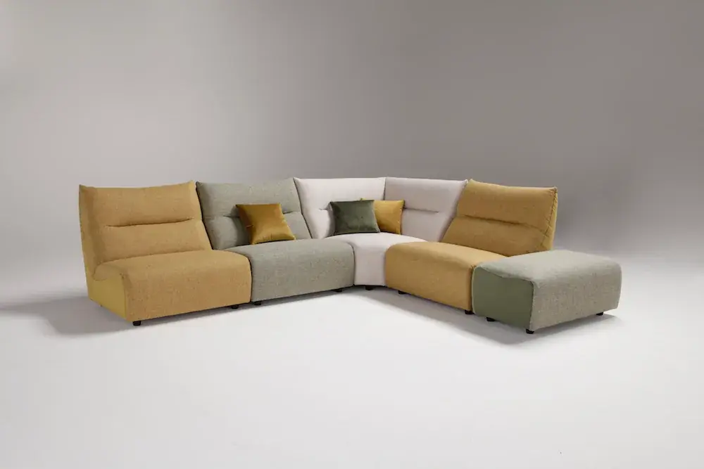 Melpot in composizione angolare lunga con pouf, in studio