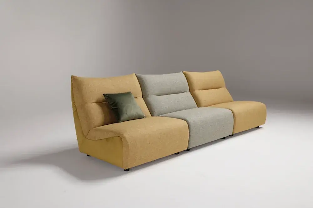 Melpot lineare a tre moduli ocra e grigio verde, in studio