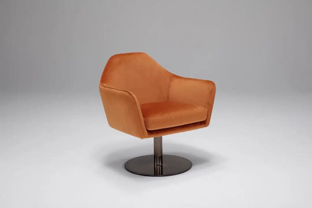 Poltrona Lee arancio con base girevole a disco