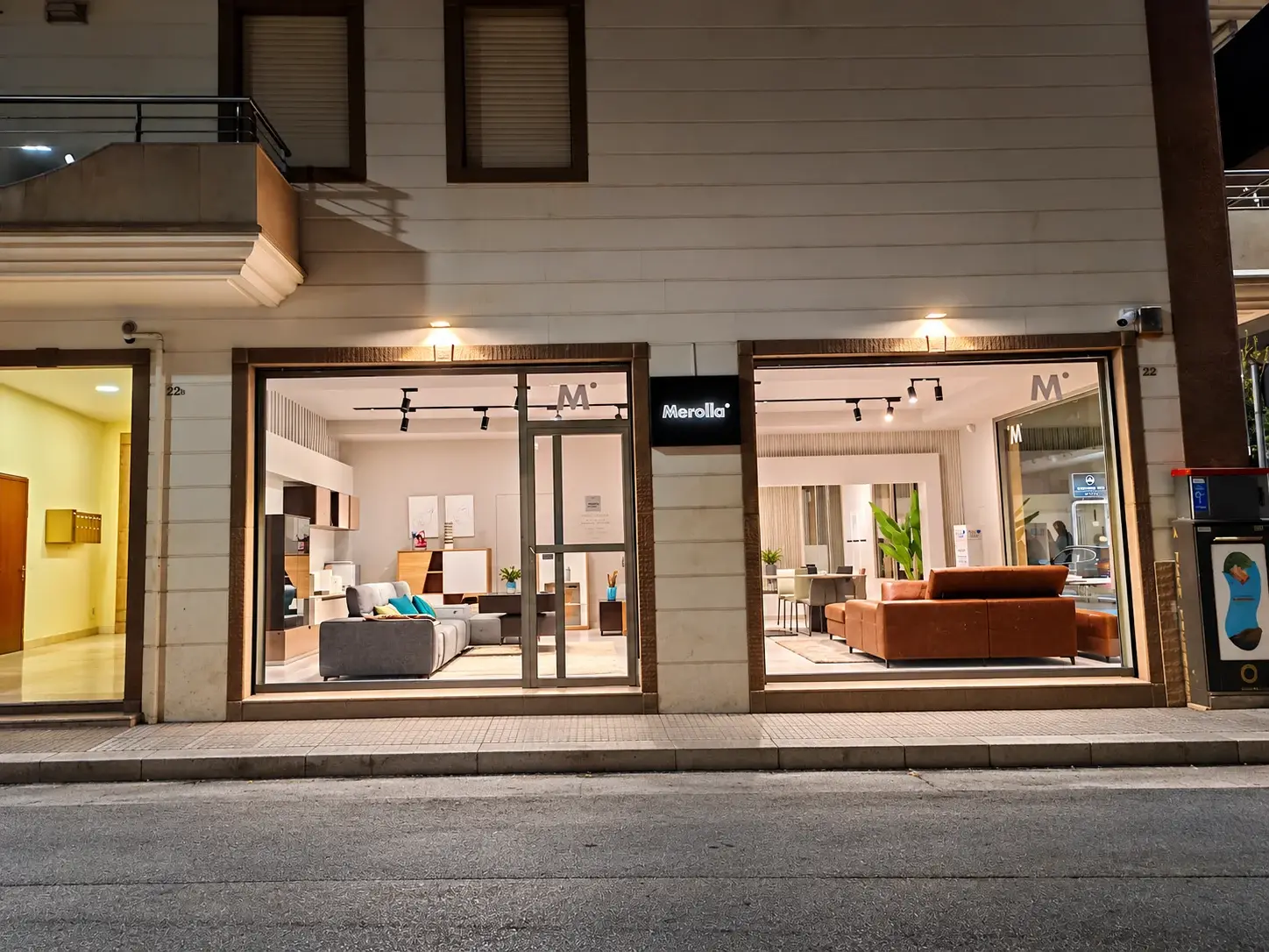 Le vetrine illuminate dello showroom Merolla in Via Ragni a Gravina in Puglia, la sera
