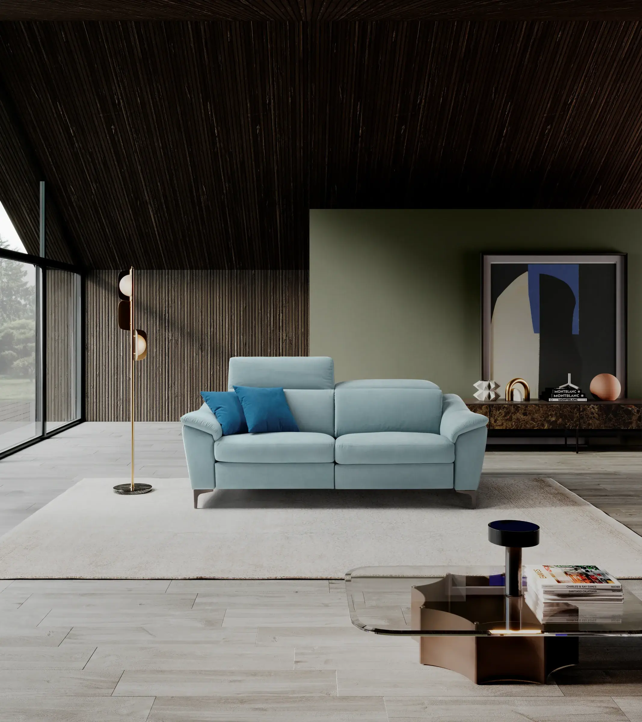 Divano Urano azzurro in un ampio living con soffitto in legno, inquadratura verticale