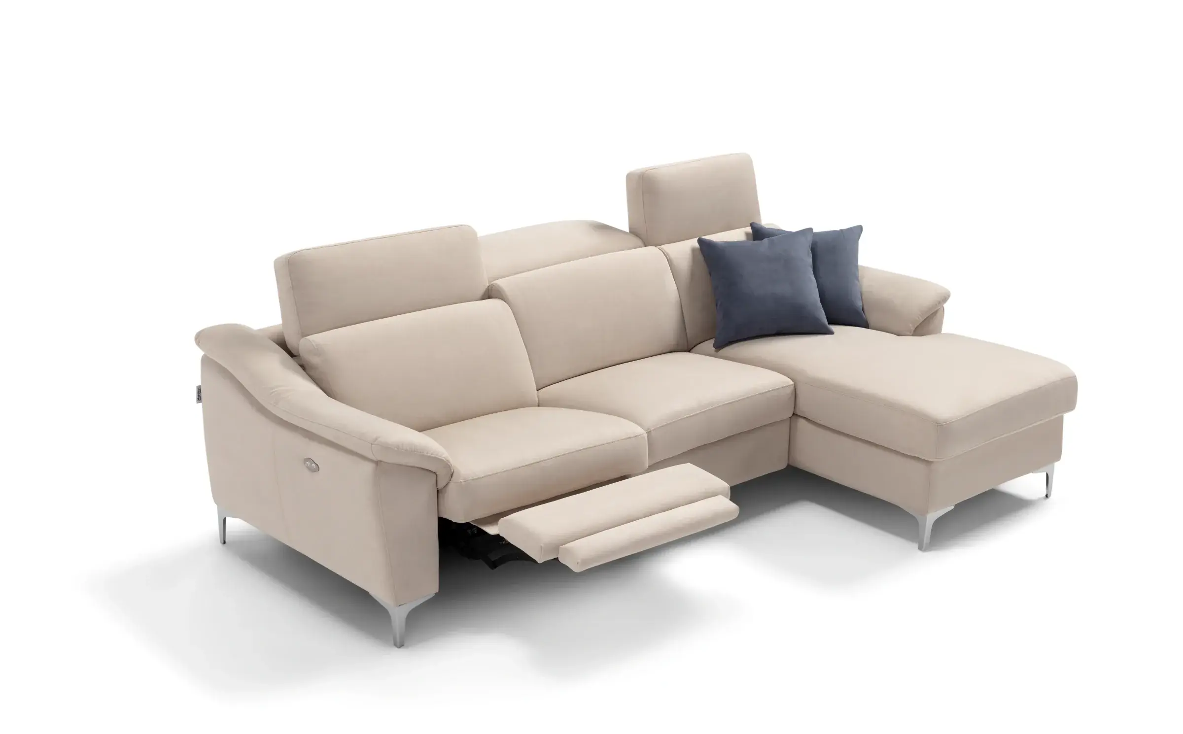 Divano Urano beige con penisola e seduta relax aperta, su fondo bianco